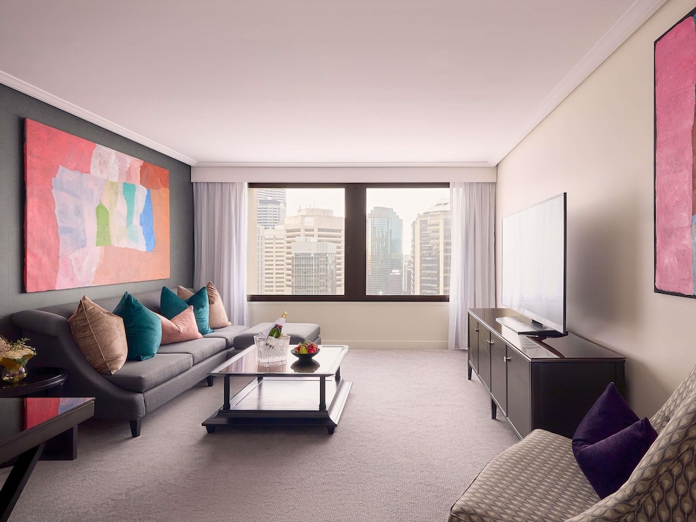 Signature Suite, 1 King Bed, City View thumbnail 5