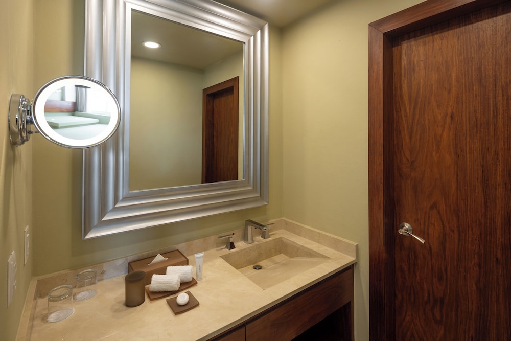 Superior Deluxe Garden View (Book 4 nights, Get 2 nights in Punta Cana) thumbnail 5