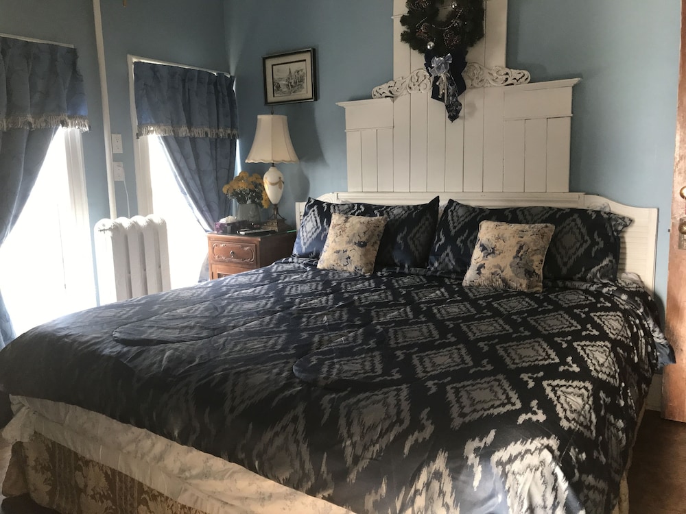 Standard Room, 1 King Bed, Jetted Tub photo 1