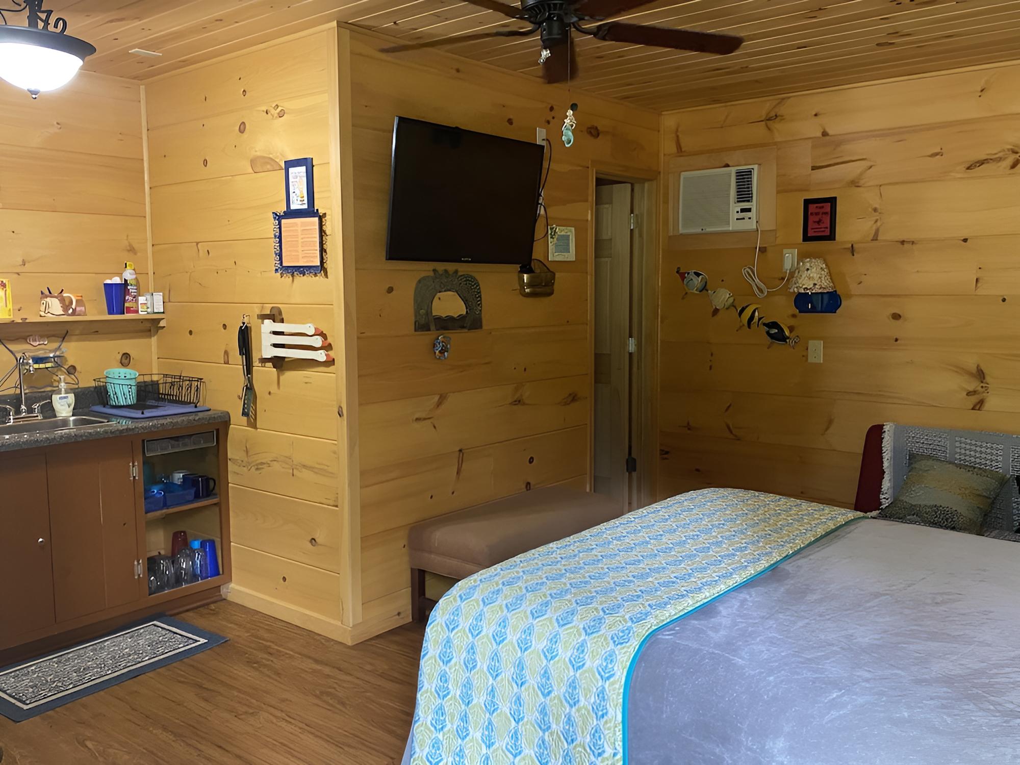 Traditional Cabin, 1 Queen Bed with Sofa bed, Courtyard View photo 3