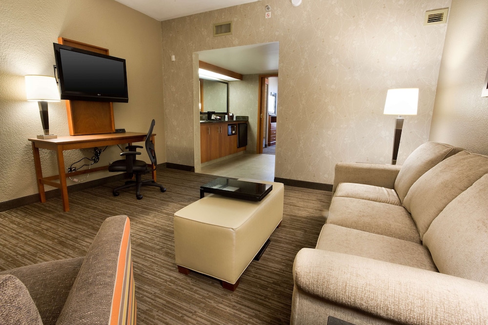 Suite, 1 Queen Bed with Sofa bed, Accessible, Refrigerator & Microwave (Sofabed, Tub, Upper Floor) photo 1