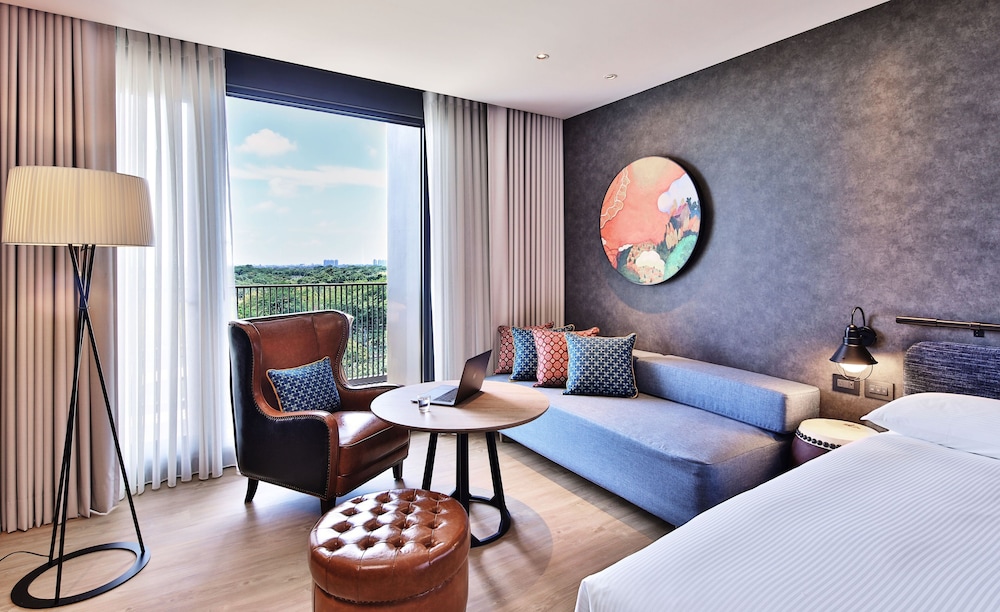 Grand Deluxe Family Room - Photo 2