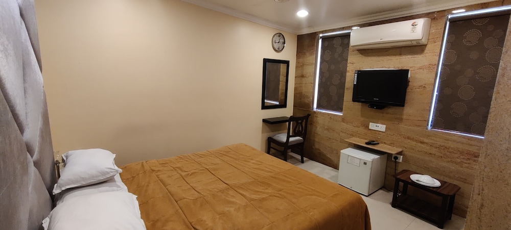 Room - Photo 9