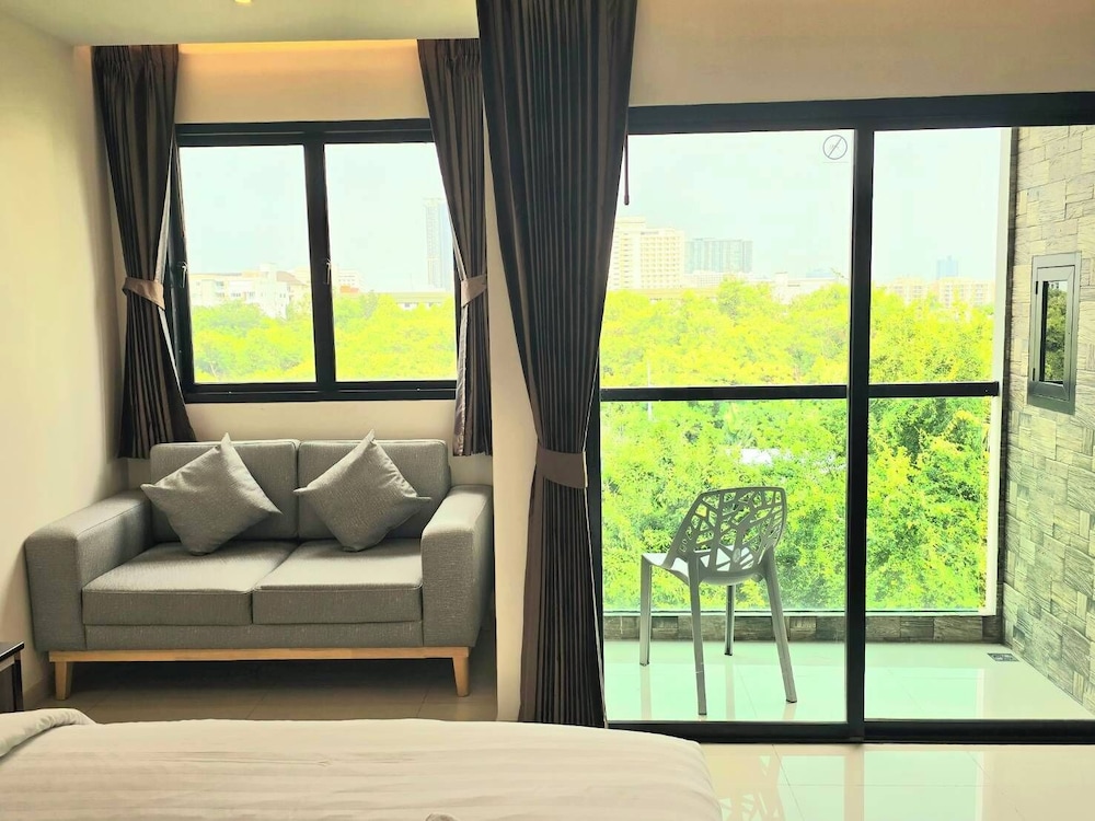 Deluxe King Room with Balcony - Photo 5