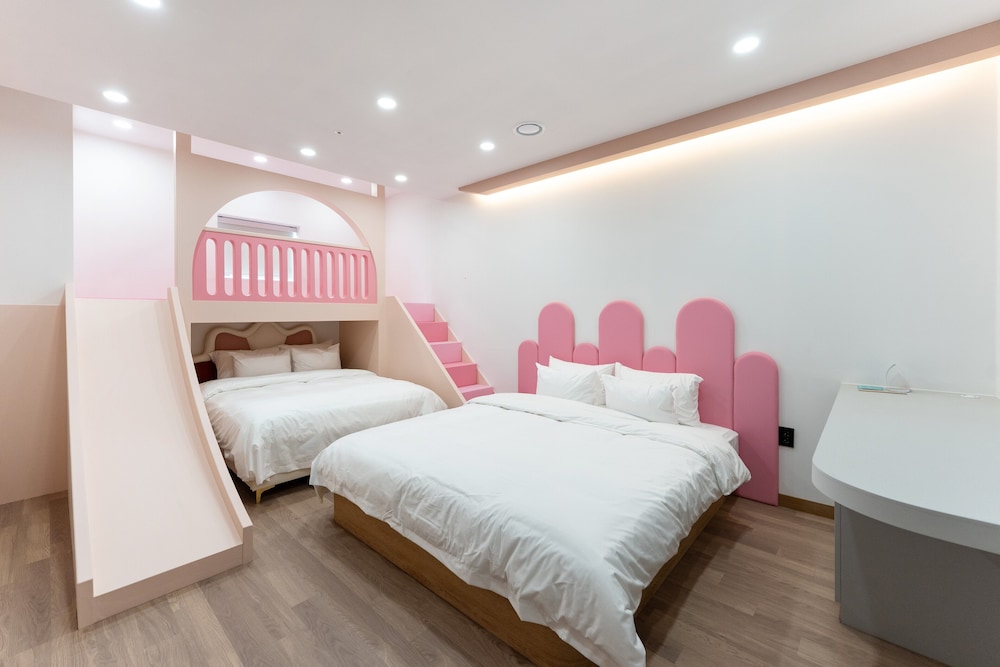 Family Noble Suite (King+Super Queen)