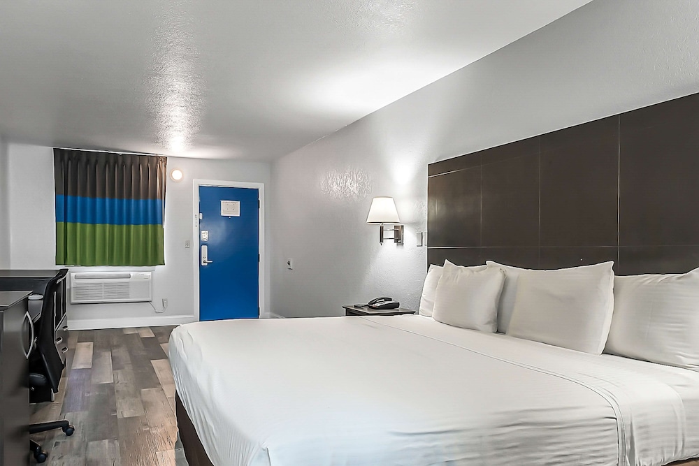 Standard Room, 1 King Bed, Accessible, Non Smoking - Photo 3