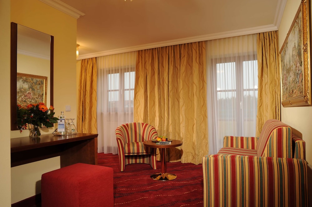 Suite, 1 King Bed, Balcony (Separate Living Room) - Photo 3