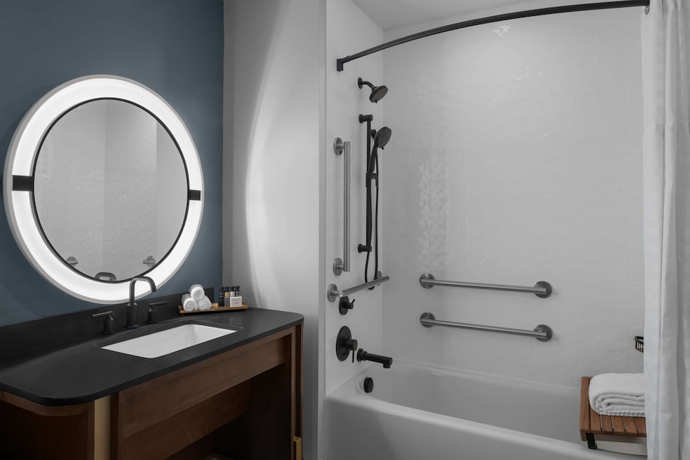 Room, 2 Queen Beds, Accessible, Bathtub (Mobility) - Photo 5