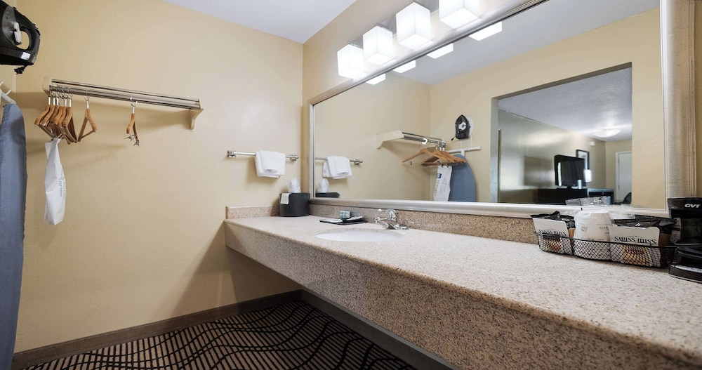 Deluxe Room, 1 Queen Bed, Non Smoking, Refrigerator & Microwave - Photo 15