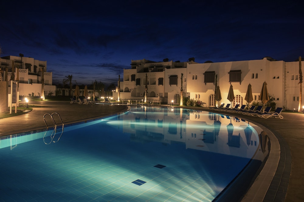 Superior Family Room, Pool Side - Photo 7