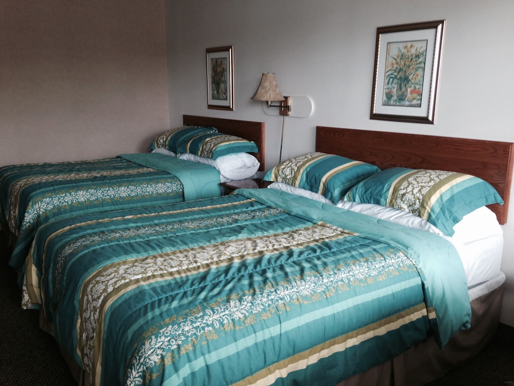 Standard Room (1 Queen and 1 Double Bed) photo 2