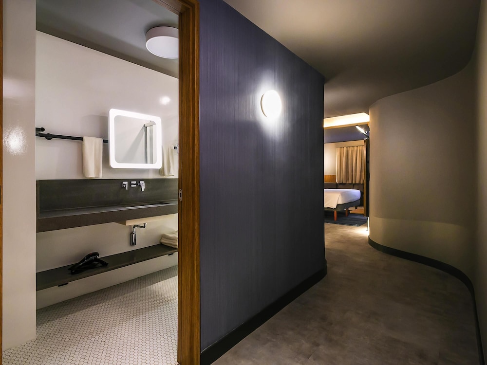 Executive Room, 1 King Bed, Microwave - Photo 4