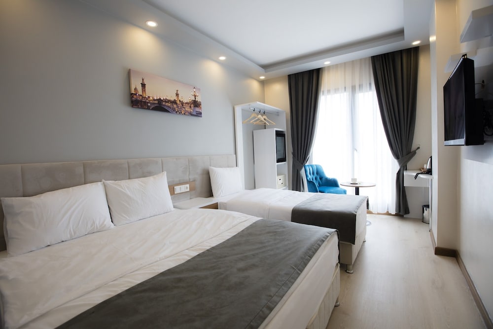 Family Room, City View photo 3