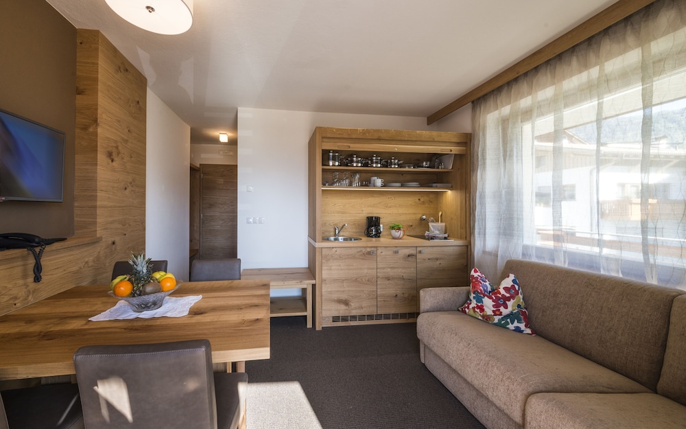 Comfort Condo, 1 King Bed, Non Smoking, Mountain View photo 3