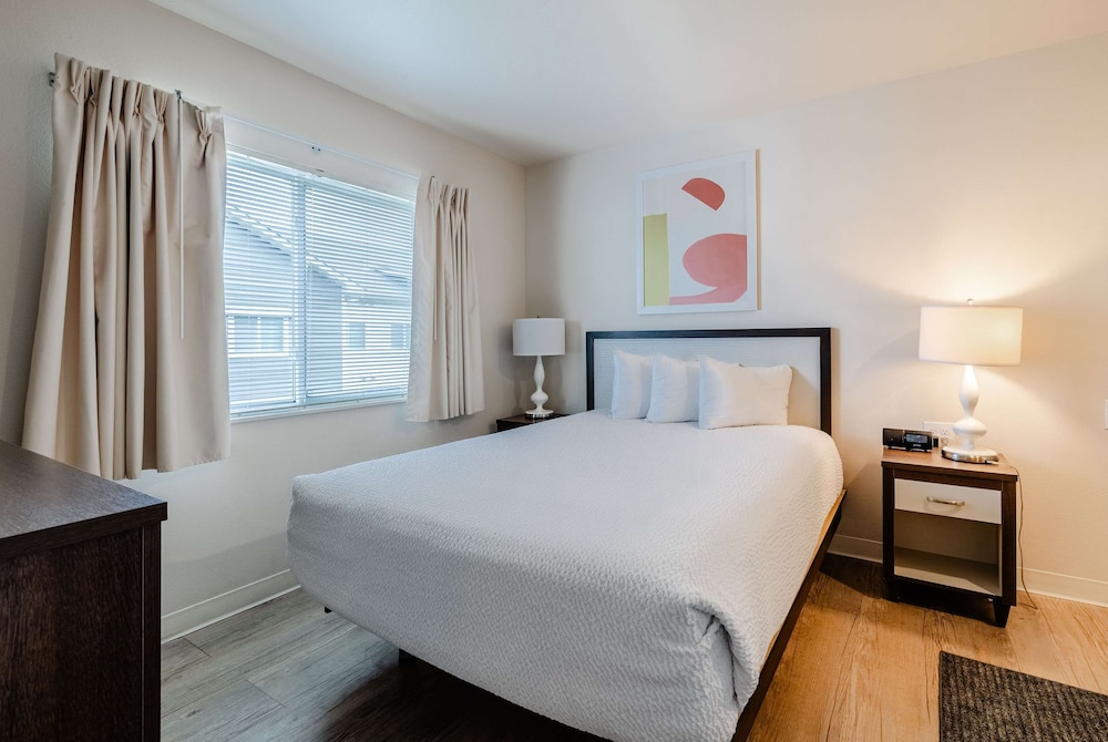 Exclusive Suite, 1 Queen Bed, Accessible (Work Space, 1 Bedroom) photo 2