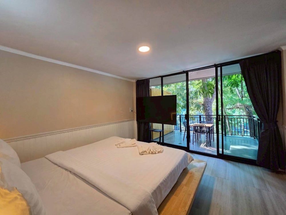 Deluxe Suite - Photo 11