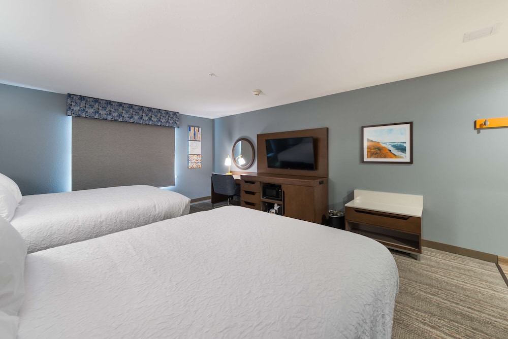 Room, 2 Queen Beds, Refrigerator & Microwave - Photo 4