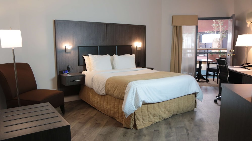 Standard Room, 1 King Bed, Non Smoking, Refrigerator thumbnail 6