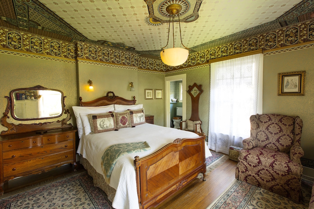 Superior Room, 1 Queen Bed (Margaret Simpson) - Photo 1