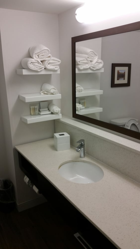 Room, 1 King Bed, Non Smoking, Refrigerator & Microwave - Photo 14