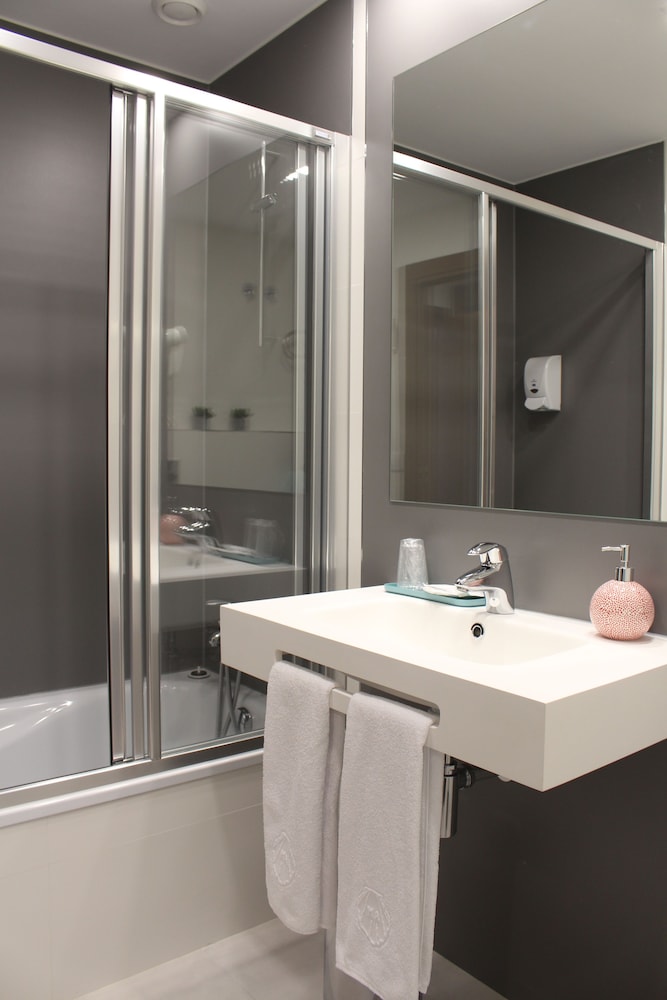 Twin Room - Photo 13