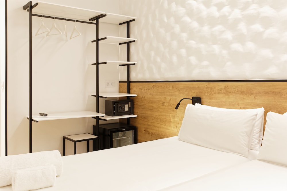 Standard Quadruple Room, City View photo 2