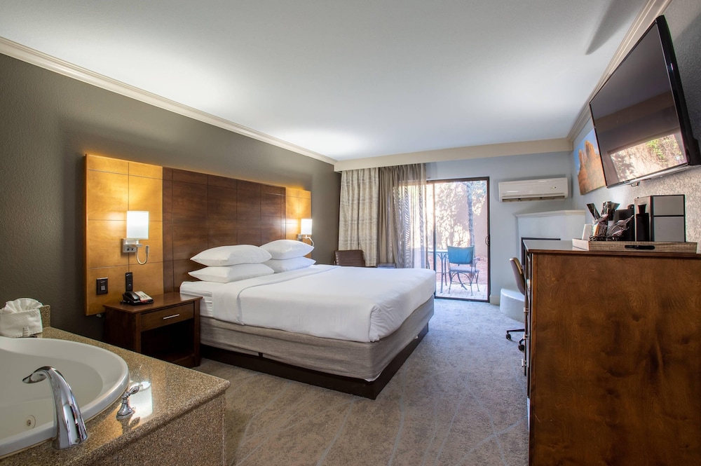 Room, 1 King Bed, Non Smoking (Upgrade) - Photo 3