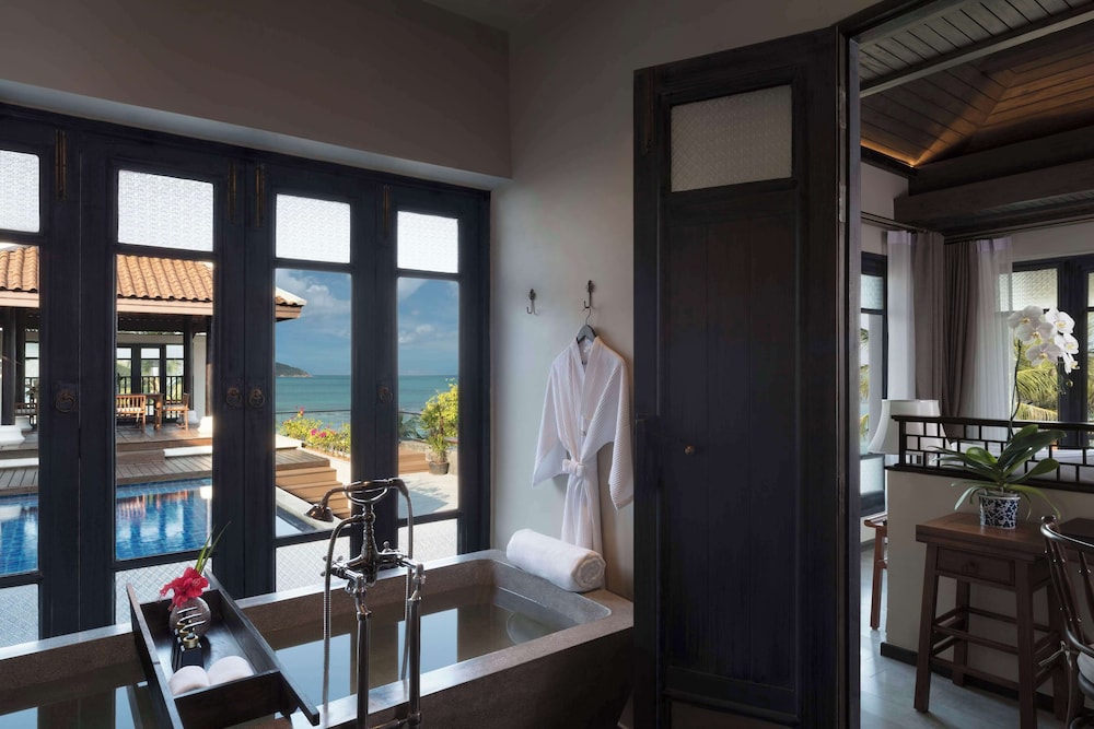 Two Bedroom Oceanfront Residence - Photo 4