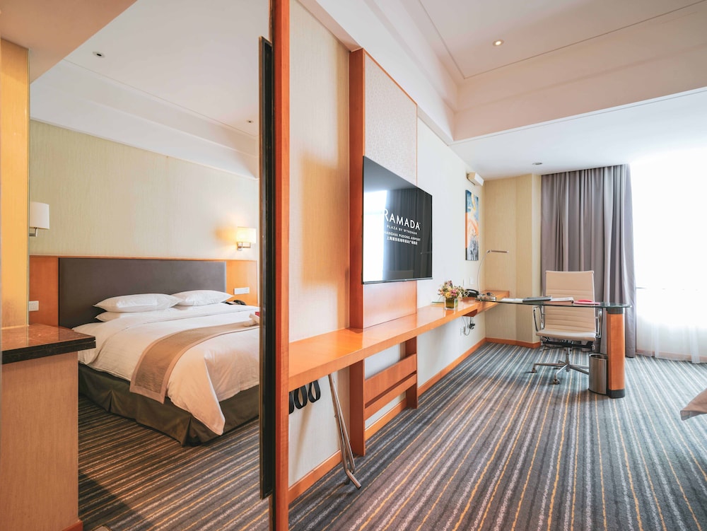 Deluxe Room, 1 King Bed, Non Smoking - Photo 1
