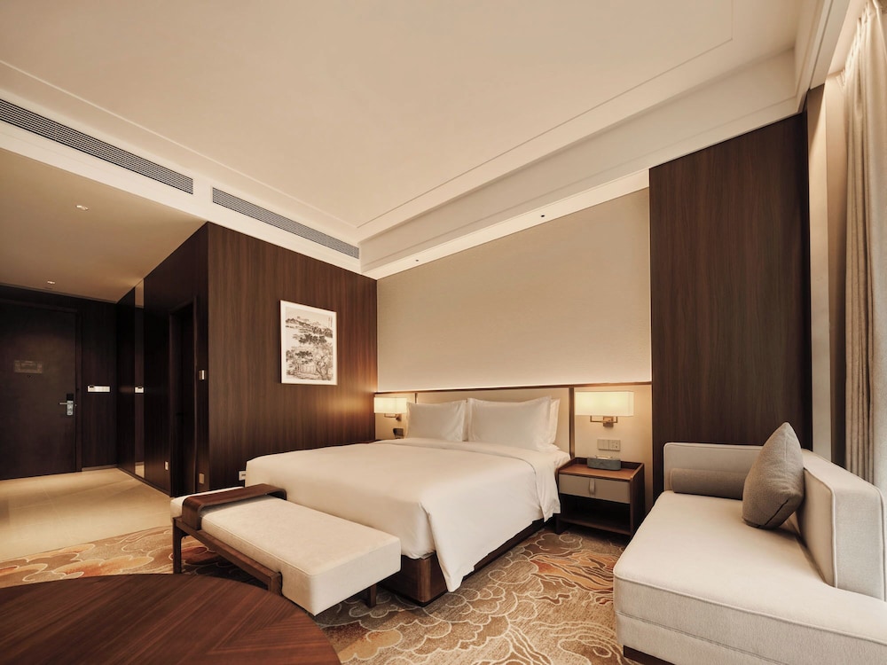 Deluxe Suite King Bed Room