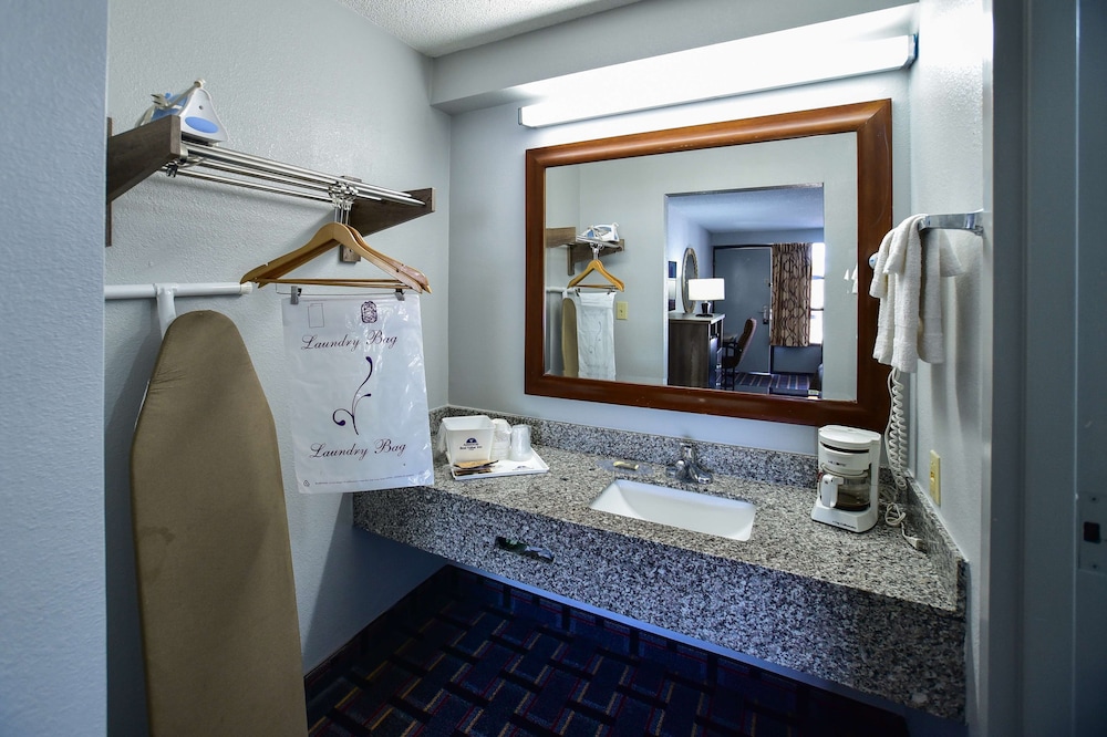 Room, 2 Double Beds, Non Smoking - Photo 9