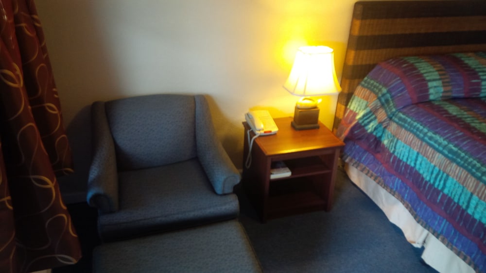 Economy Room, 1 Queen Bed photo 2