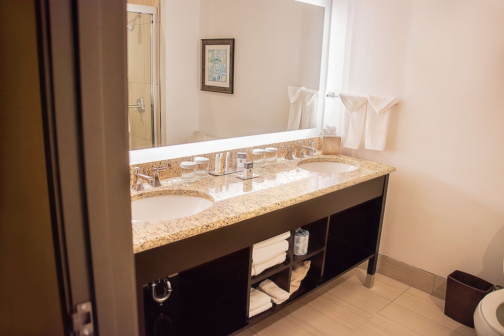 Suite, 2 Bedrooms - Photo 2