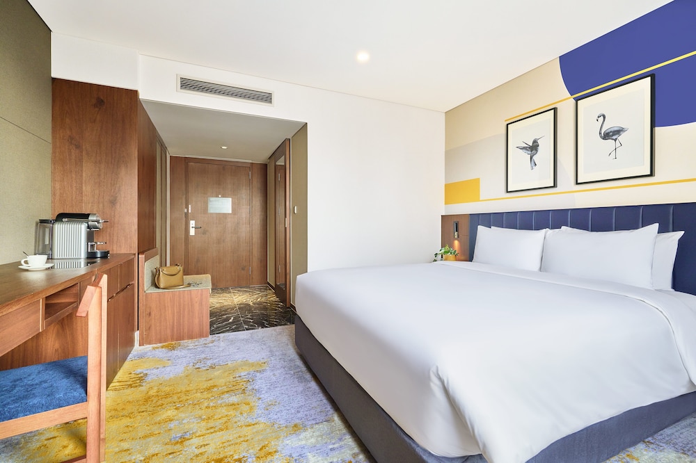Deluxe Room, 1 King Bed, Club Lounge Access, City View