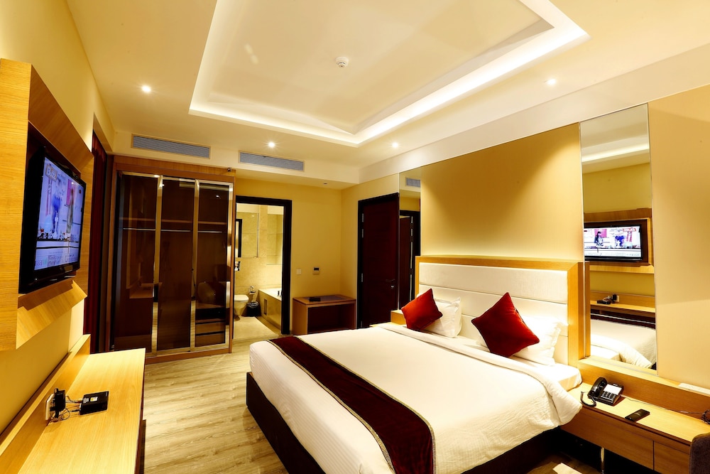 Deluxe Room, 1 King Bed, Private Bathroom, City View