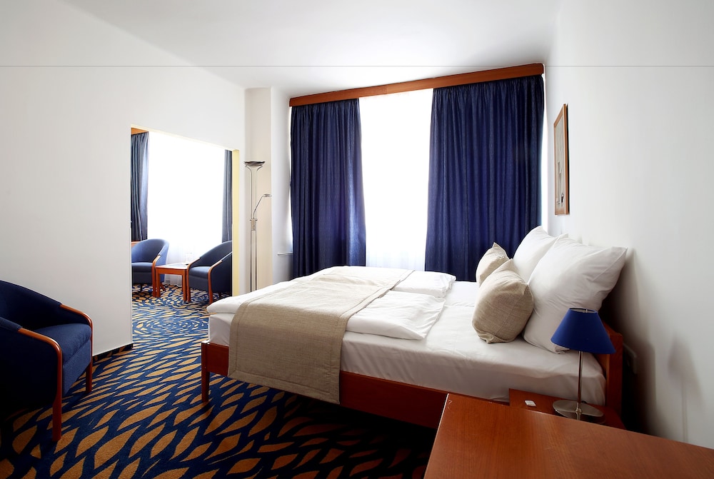 Suite - Photo 1