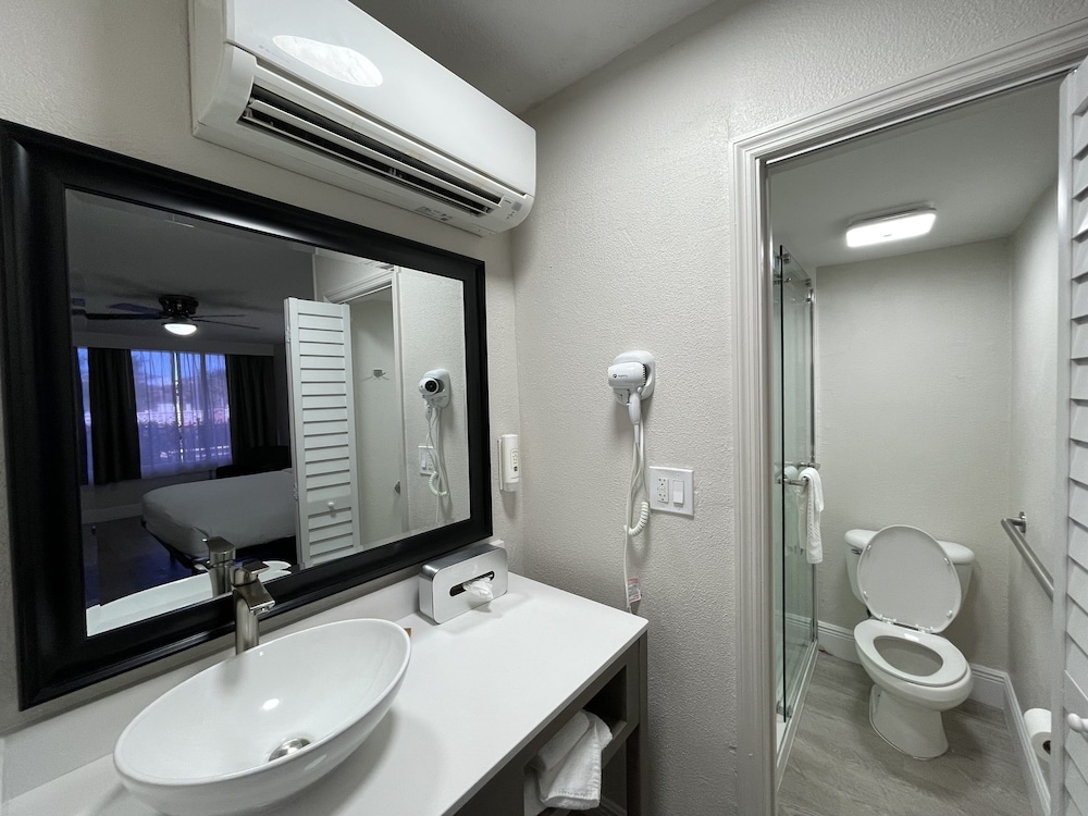 Suite, 1 King Bed, Non Smoking, Hot Tub - Photo 26