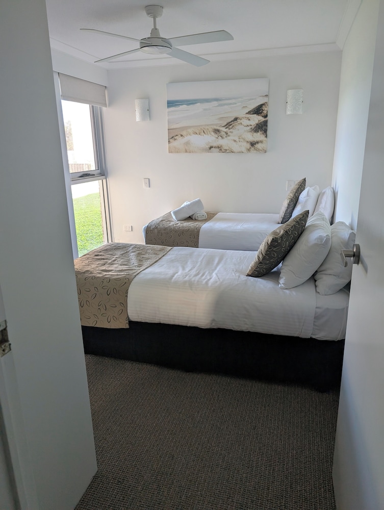 Deluxe Apartment, 2 Bedrooms, Non Smoking, Kitchen (Absolute Beachfront 5N) photo 2