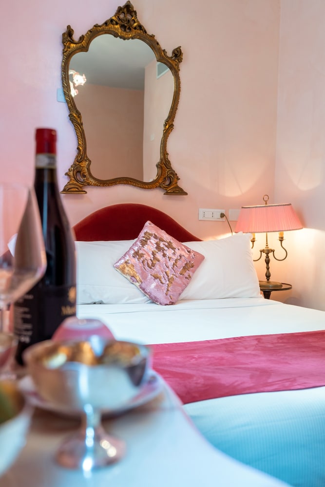 Classic Double Room, Ensuite photo 2