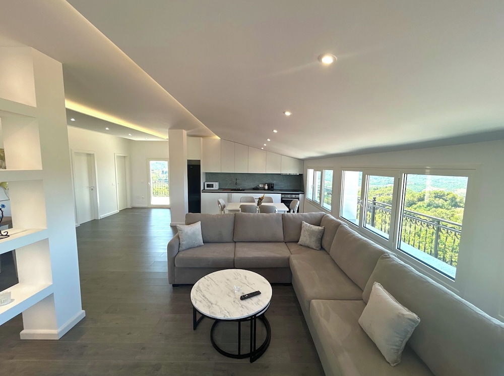 Apartment, 1 Queen Bed with Sofa bed, Balcony, Hill View