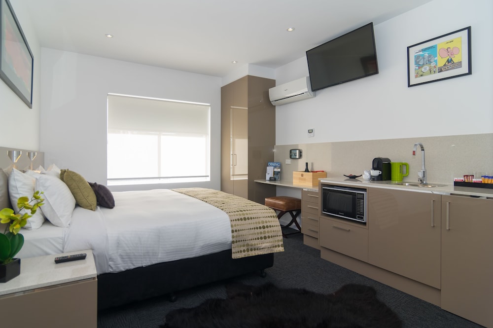 3 Bedroom Studio Apartment