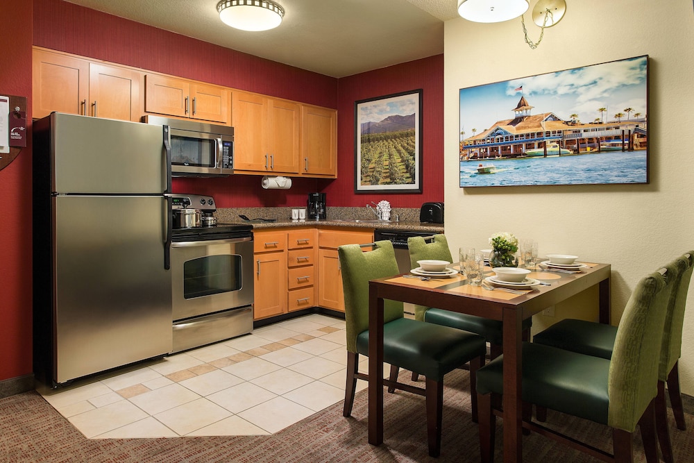 Suite, 1 Bedroom (Mobility/Hearing Access, Roll-In Shwr) photo 2
