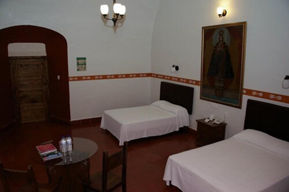Standard Room (2 Double Beds) photo 2