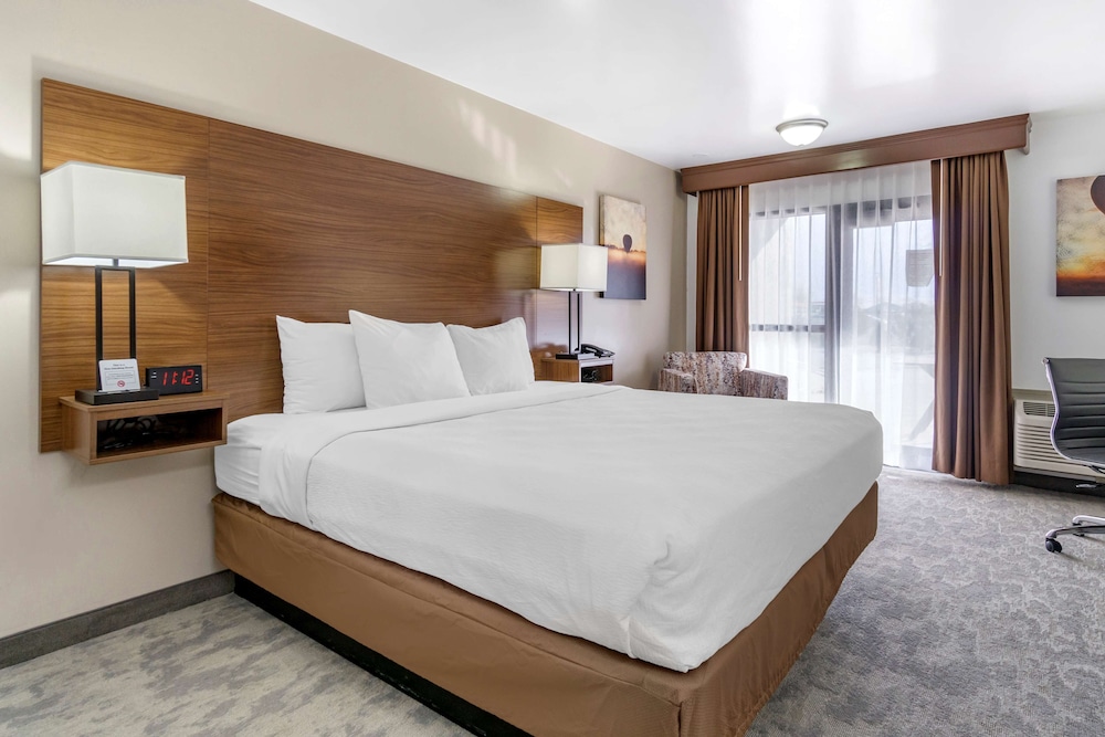 Suite, 1 King Bed, Non Smoking, Jetted Tub (Living Room) photo 1