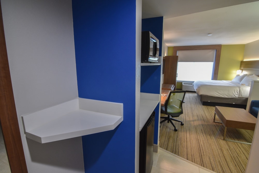 Suite, 1 King Bed, Accessible (Communications) - Photo 2