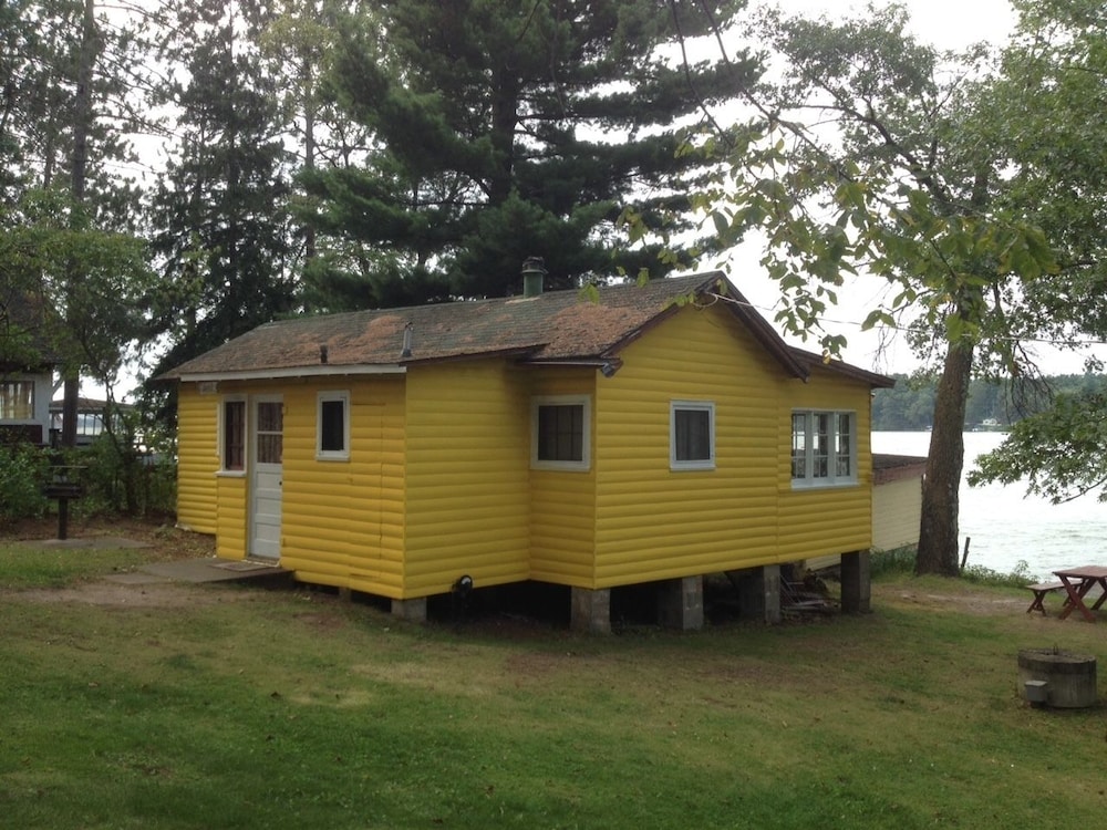 Comfort Cabin, 2 Bedrooms, Kitchen, Lake View (Oak) photo 2