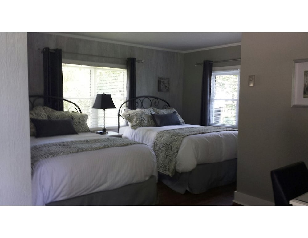 Garden Suite 2, Two Double Beds