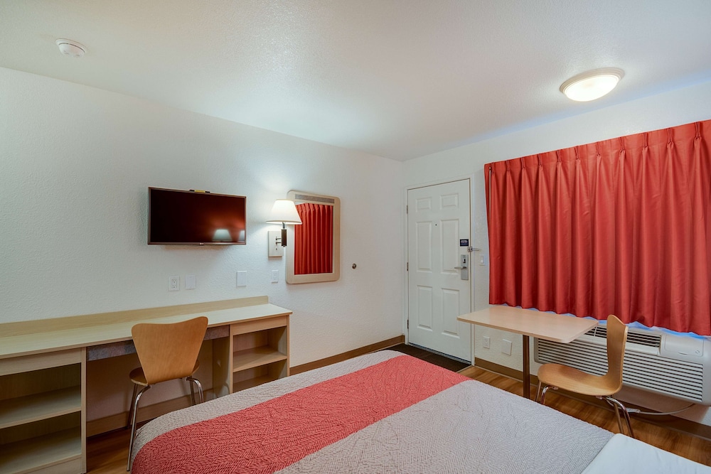 Deluxe Room, 1 Double Bed, Accessible, Smoking photo 3