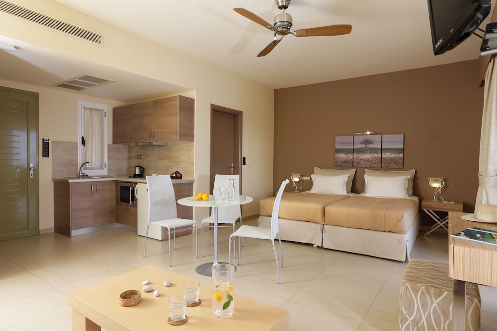 Junior Suite, Pool View photo 2