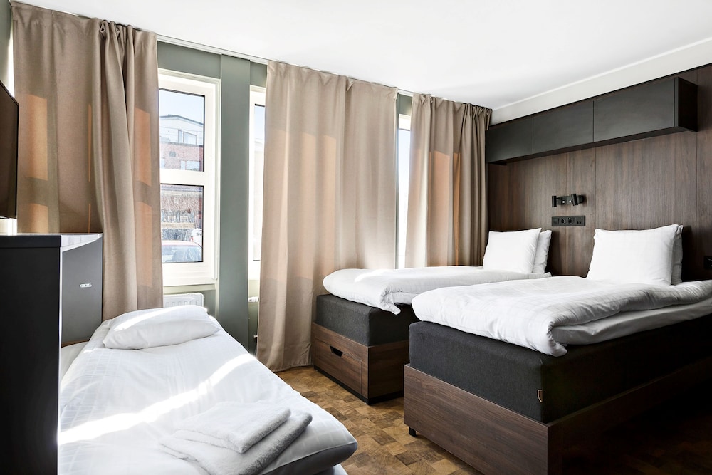 Family Room, 3 Twin Beds, Non Smoking, Kitchenette - Photo 1